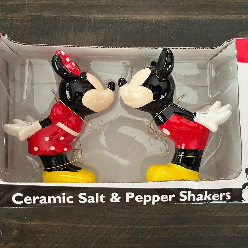 NWT-Disney Mickey and Minnie Kissing Salt and Pepper Shakers